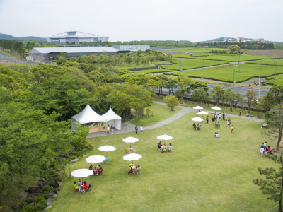 Créez des espaces de fête en plein air avec le mobilier festif SEMIO