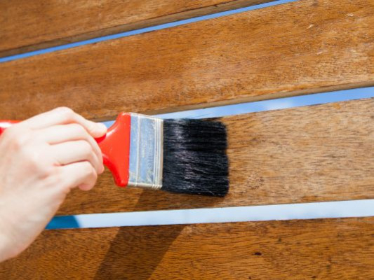 Entretien mobilier urbain en bois : conseils pour collectivité et professionnel